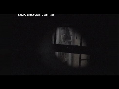 ❤️ يتم تصوير بلوندي سرا بالفيديو من قبل متلصص في الحي مختبئًا خلف الطوب المجوف اللعين
